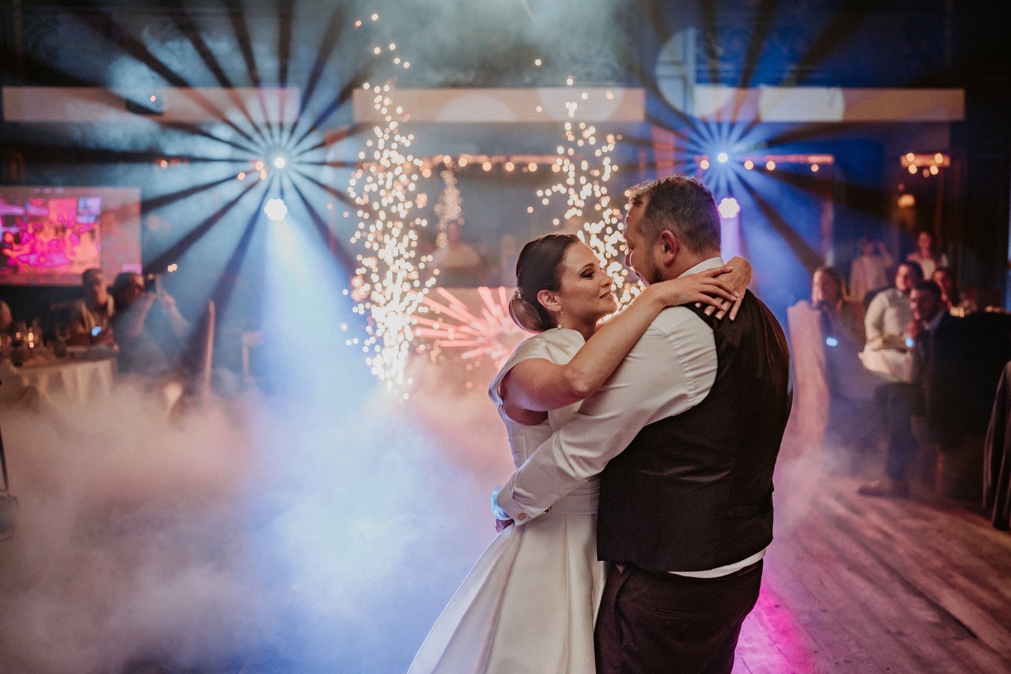 Premier slow des mariés lors d'une soirée animée par Nord Mariage