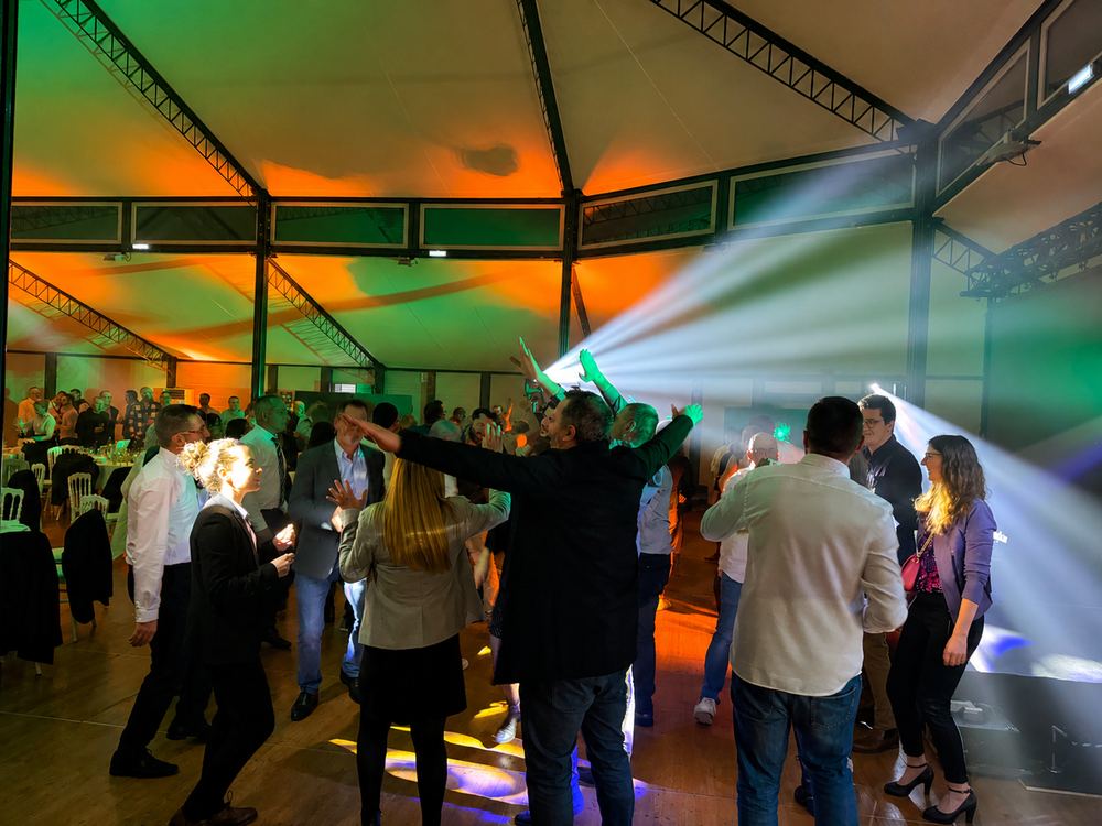 Ambiance scénique orangée lors d'une soirée à L'Orangerie