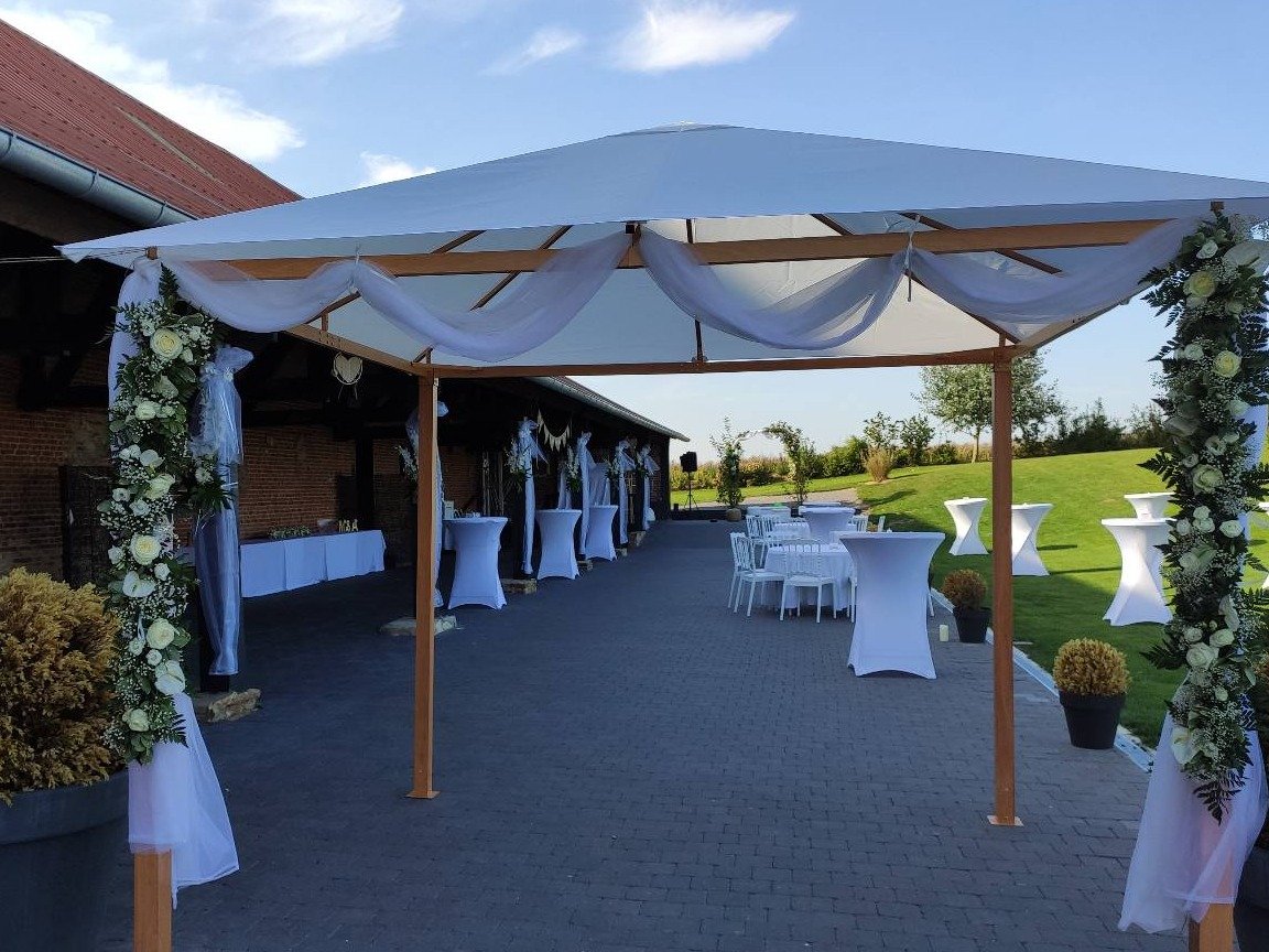 Arche florale et décoration extérieure pour une cérémonie de mariage