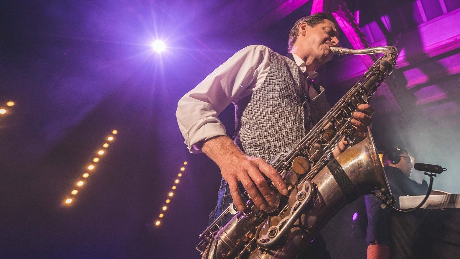 Saxophoniste en live pendant une soirée de mariage